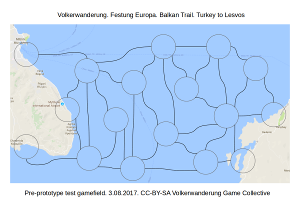 Plansza gry, przedstawiająca mapę wód między wyspą Lesvos i wybrzeżem Turcji, z wyznaczonymi szlakami i etapami poruszania się łodzi.